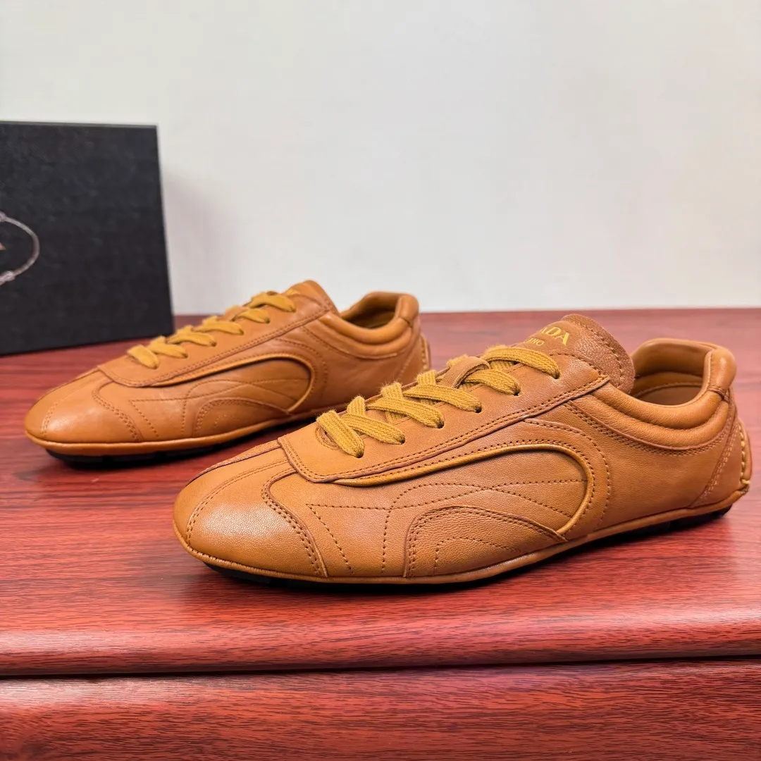 Batch 780 Prada/Prada Montecarlo Re-Edition 2005 Nappa sheepskin/nubuck leather sneakers, men's men's men's shoes for easy shipping! Featuring an antique finish, these sneakers combine style and comfort in a sophisticated and innovative design. The silhouette inspired by driving shoes is soft and flexible, and the deconstructed sole gives it a lightweight look and smooth aesthetic. Prominent top stitching enhances the sporty soul of this hybrid sneaker. It is paired with a lightweight and flexible rubber sole, a visible convex sole pattern embellishment, and a wrapped insole. The whole package! Size: 39-40-41-42-43-44 Leather shoe size Item number: 4E1165 Sheepskin Brown